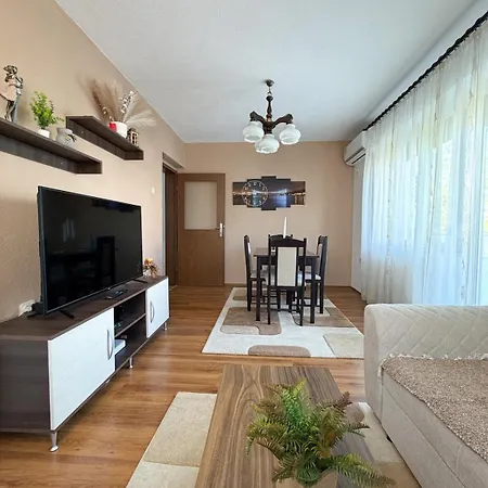 Spacious Near Diamond Mall, Free Parking Апартаменты *