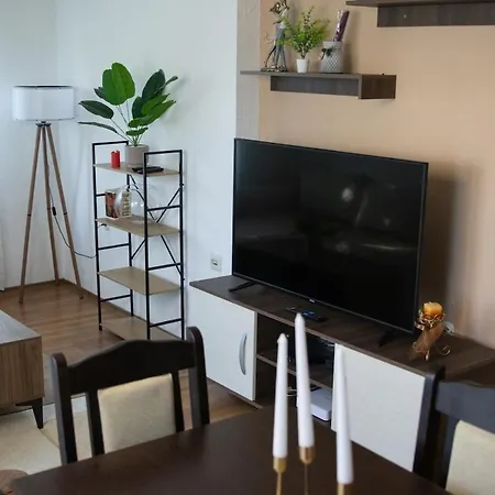 Апартаменты Spacious Near Diamond Mall, Free Parking *